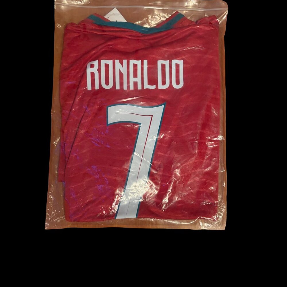 Portugal 2026 Red Soccer Jersey Ronaldo #7 Size L NEW - Picture 10 of 10